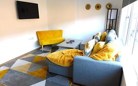 Newly Refurbished 2 Bedroom Apartment Close To Station And Local Amenities